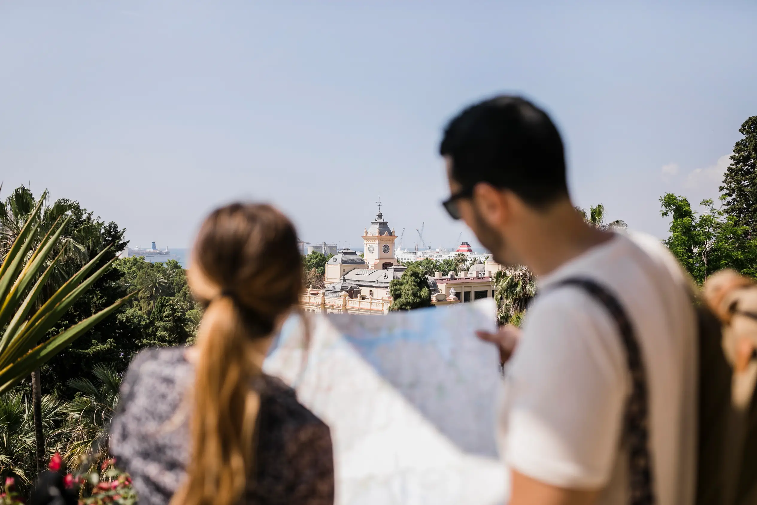 Hombre y mujer mirando mapa de turismo de una ciudad española